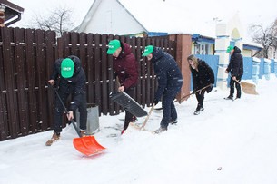 Волонтерский отряд «Доброе сердце» и активисты РК ОО БРСМ второй городской школы приняли участие в акции «Уберем снег вместе»
