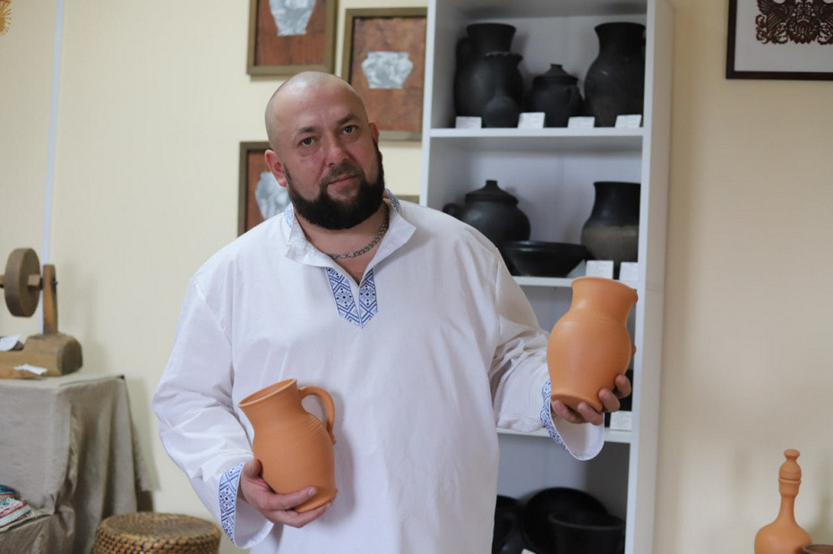 Свислочский гончар Виталий Анисько участвует в выставке «Россия» на ВДНХ