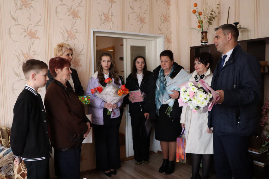 Валентина Ивановна Шмыга принимала поздравления с юбилеем от главы района