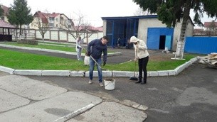 Сотрудники Свислочского районного отдела внутренних дел активно поработали на благоустройстве прилегающей территории