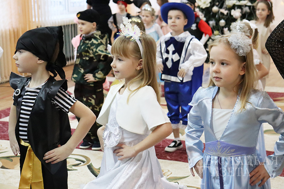 Воспитанники детского сада №2 г. Свислочи принимали подарки и теплые поздравления с новогодними праздниками