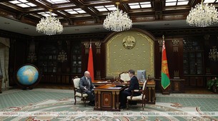 Lukashenko hears out report of Minsk Mayor Kukharev