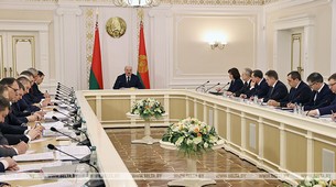 Lukashenko hosts Council of Ministers meeting