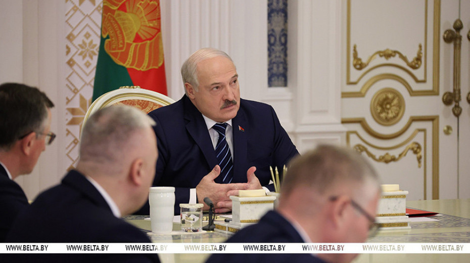 Лукашэнка - чыноўнікам: мы павінны абараніць суверэнную Беларусь сваёй працай, крывёю, потам і жыццём