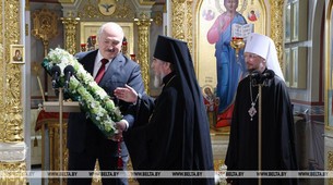 Лукашэнка перадаў у дар царкве ўзноўленую святыню - напрастольны Тураўскі крыж
