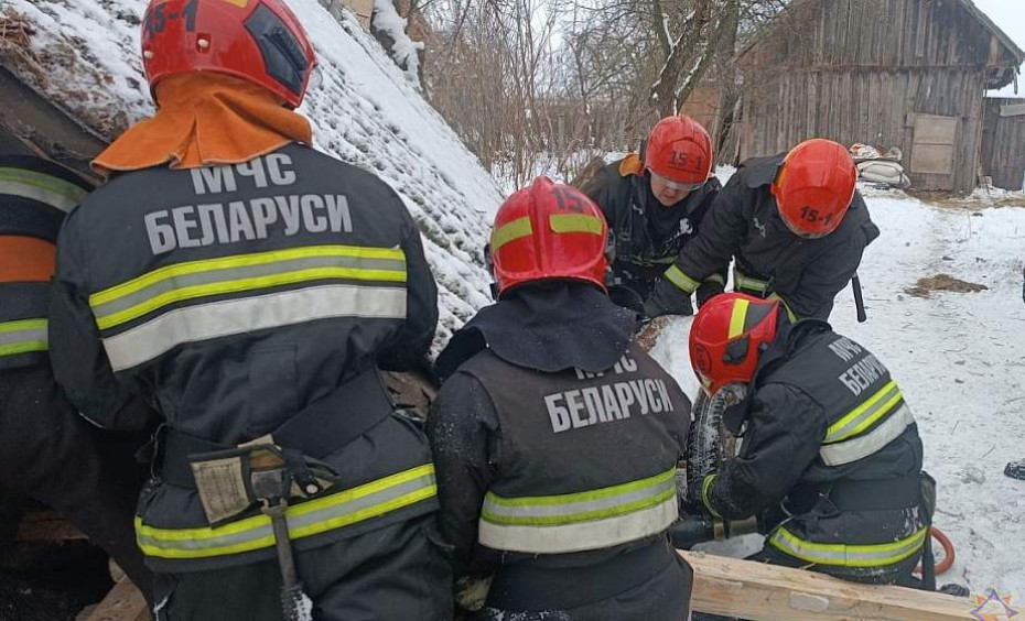 Свислочские спасатели достали из-под завала 42-летнего мужчину