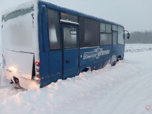Свислочские спасатели пришли на помощь застрявшему в снегу пассажирскому автобусу